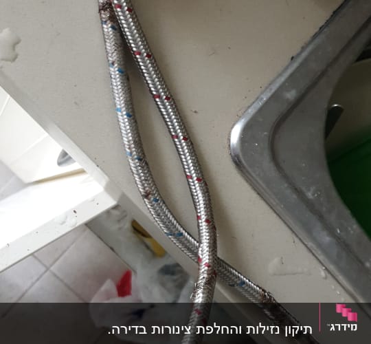 צינור מתכת גמיש עם חיבורים מתכתיים